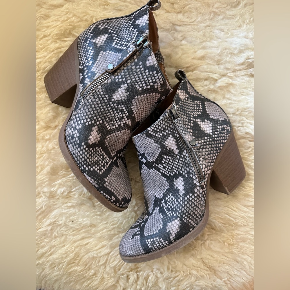 Universal Thread Gray Snakeskin Patterned Ankle B… - image 2